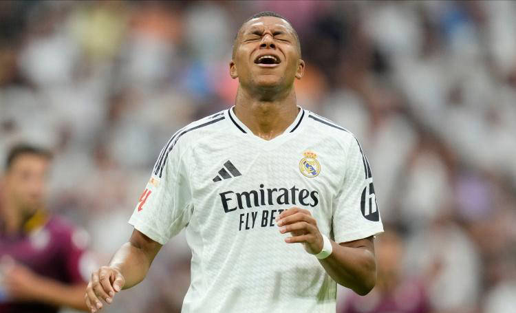 皇马欧冠出局闹剧：姆巴佩自私作风暴露团队短板，卡马文加红牌断送翻盘希望